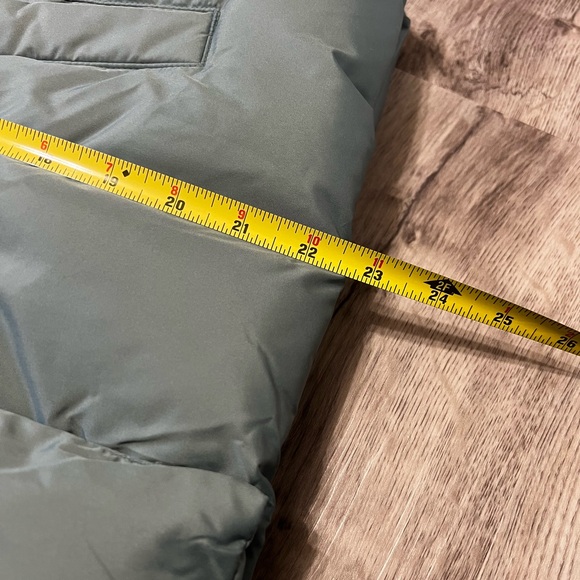 Old Navy Quilted Puffer Vest NWT size L - Picture 7 of 8